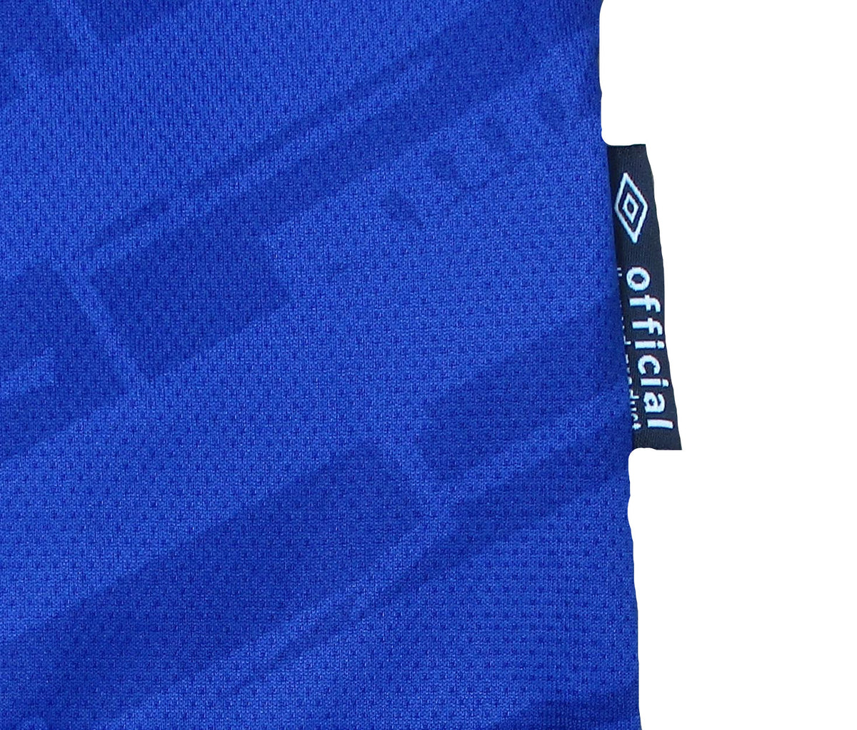 Offizielles Umbro Ipswich Town Heimtrikot der Aufstiegssaison 2025/26 für Herren in traditionellem Blau mit weißen Akzenten, eingesticktem Vereinswappen und Herstellerlogo – Neu mit Etikett. Authentic Flag.