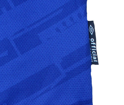 Offizielles Umbro Ipswich Town Heimtrikot der Aufstiegssaison 2025/26 für Herren in traditionellem Blau mit weißen Akzenten, eingesticktem Vereinswappen und Herstellerlogo – Neu mit Etikett. Authentic Flag.