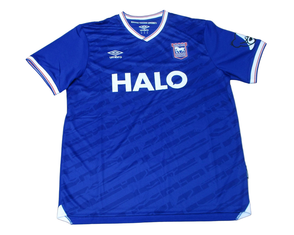 Offizielles Umbro Ipswich Town Heimtrikot der Aufstiegssaison 2025/26 für Herren in traditionellem Blau mit weißen Akzenten, eingesticktem Vereinswappen und Herstellerlogo – Neu mit Etikett.