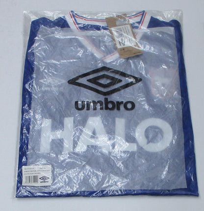 Offizielles Umbro Ipswich Town Heimtrikot der Aufstiegssaison 2025/26 für Herren in traditionellem Blau mit weißen Akzenten, eingesticktem Vereinswappen und Herstellerlogo – Neu mit Etikett. Originalverpackung.