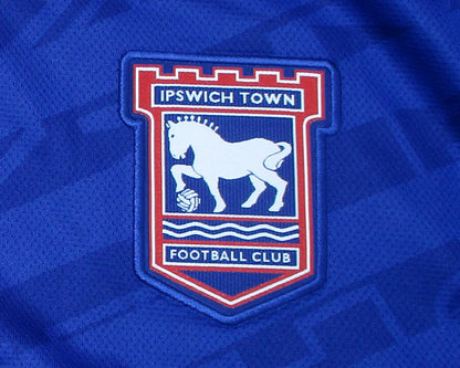 Offizielles Umbro Ipswich Town Heimtrikot der Aufstiegssaison 2025/26 für Herren in traditionellem Blau mit weißen Akzenten, eingesticktem Vereinswappen und Herstellerlogo – Neu mit Etikett. Vereinswappen.