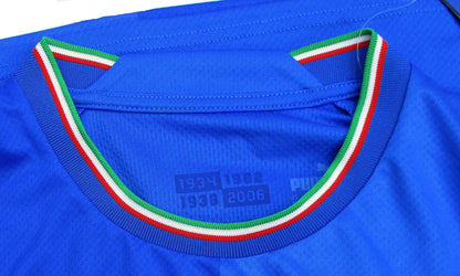 Italien Trikot Home 2022/23 Puma -  originales Heimtrikot der italienischen Fußballnationalmannschaft mit eingesticktem Wappen.  Kragen Vorne.