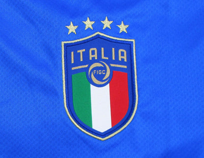 Italien Trikot Home 2022/23 Puma -  originales Heimtrikot der italienischen Fußballnationalmannschaft mit eingesticktem Wappen. Wappen Details.