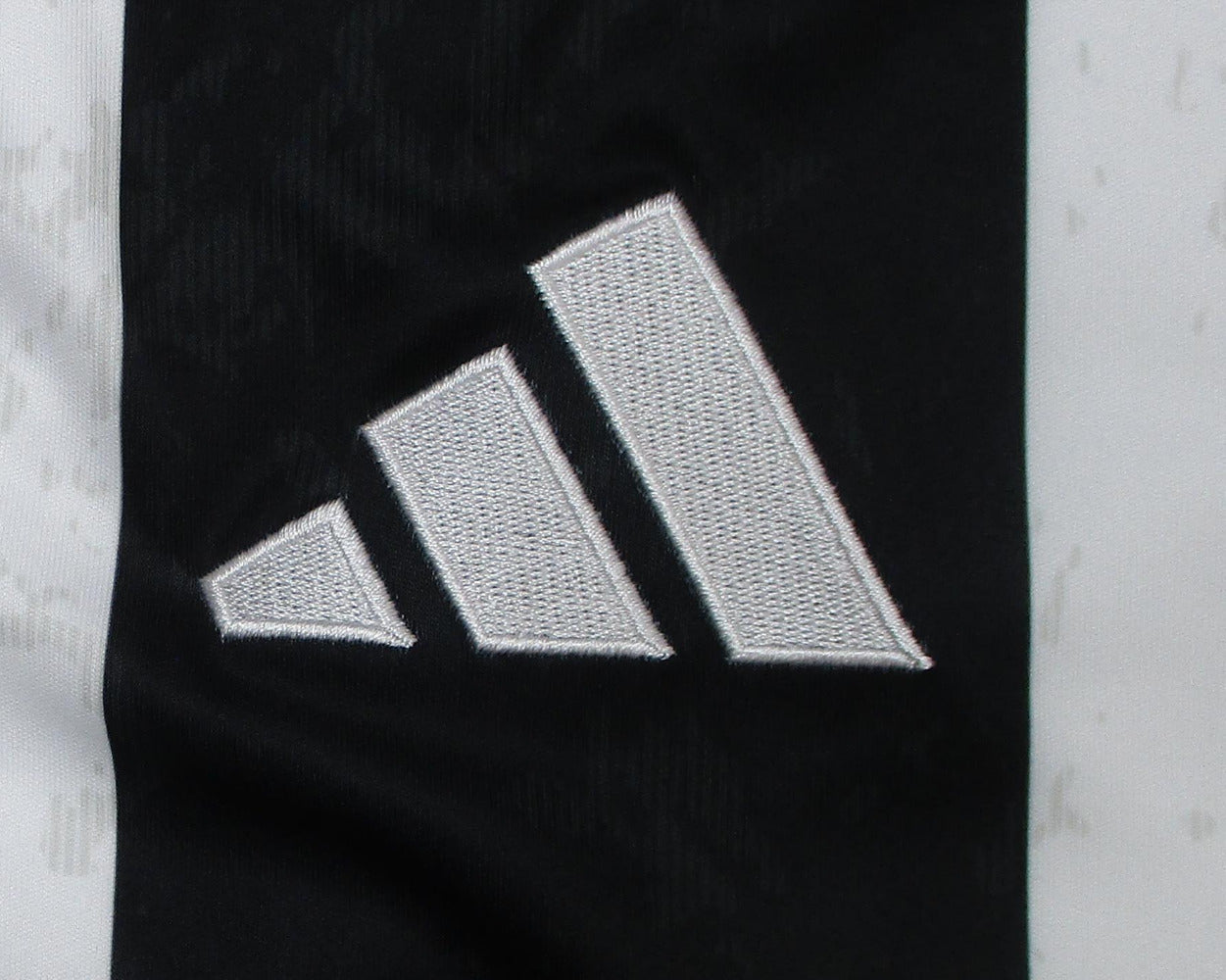 adidas Juventus Turin Heimtrikot 24/25 Herren IS8002 original ohne Sponsor. Adidas Logo.