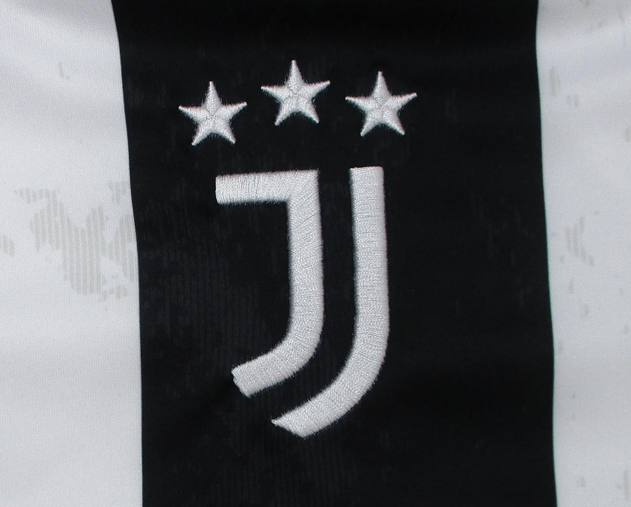 adidas Juventus Turin Heimtrikot 24/25 Herren IS8002 original ohne Sponsor. Vereinswappen.