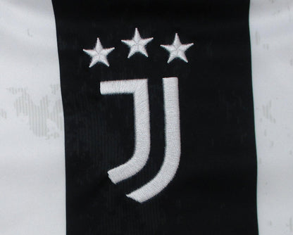 adidas Juventus Turin Heimtrikot 24/25 Herren IS8002 original ohne Sponsor. Vereinswappen.