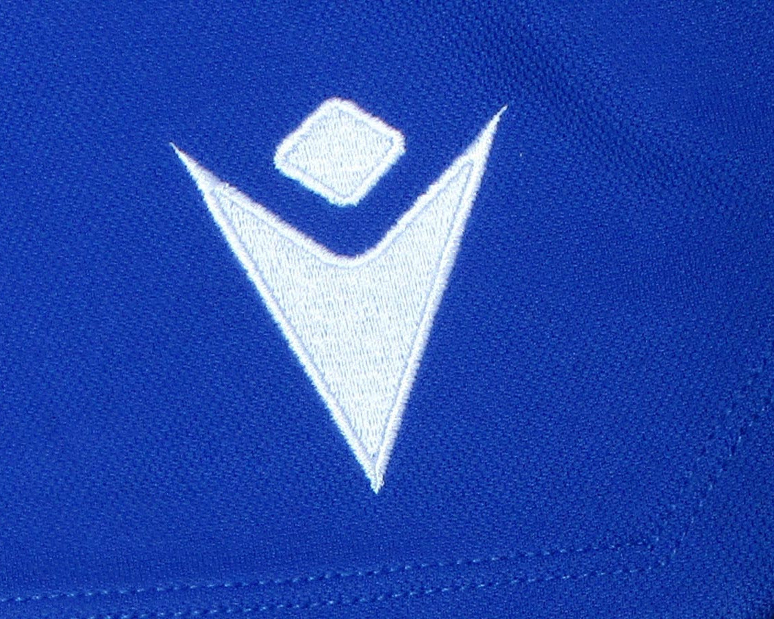 Karlsruher SC Home Shorts 2022/23 Macron Herren mit eingesticktem Wappen. Macron Logo.