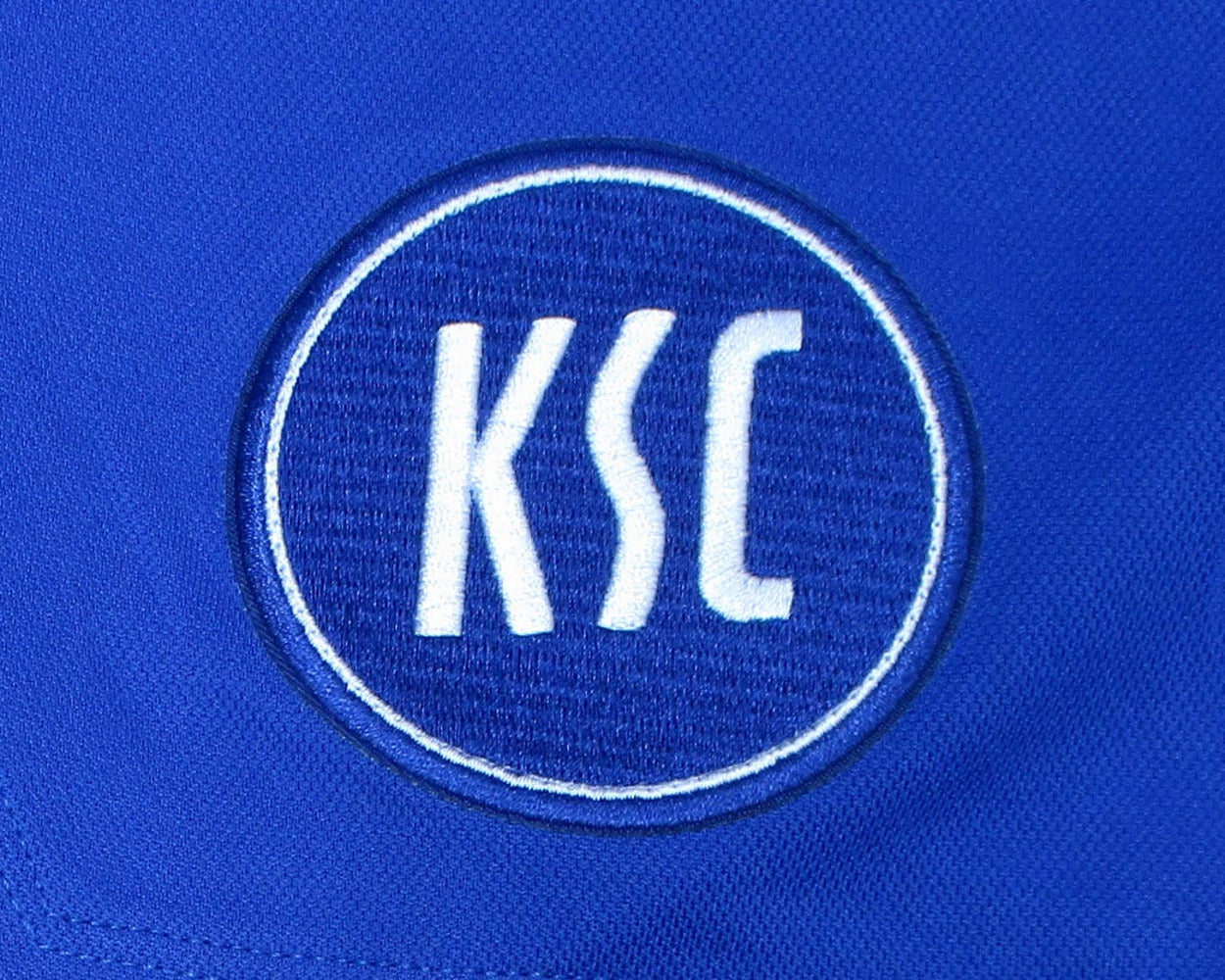 Karlsruher SC Home Shorts 2022/23 Macron Herren mit eingesticktem Wappen. Wappen.