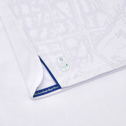 Karlsruhe Trikot Away von Macron aus der Saison 2025/26. Offizielles Fußballtrikot in Herrengröße. Detailansicht Authentizität Logo.