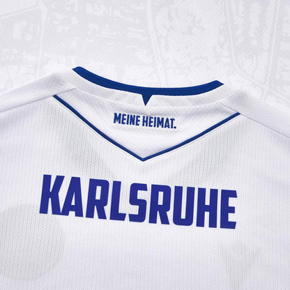 Karlsruhe Trikot Away von Macron aus der Saison 2025/26. Offizielles Fußballtrikot in Herrengröße. Detailansicht Nacken.