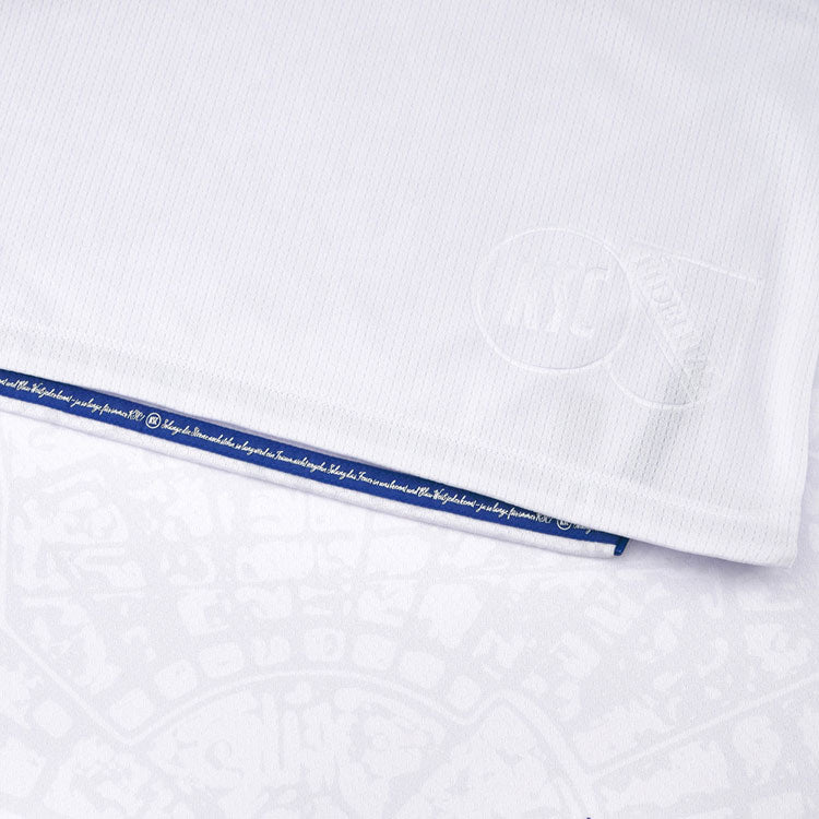 Karlsruhe Trikot Away von Macron aus der Saison 2025/26. Offizielles Fußballtrikot in Herrengröße. Detailansicht Trikotsaum.