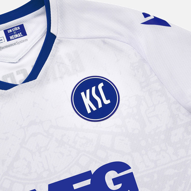 Karlsruhe Trikot Away von Macron aus der Saison 2025/26. Offizielles Fußballtrikot in Herrengröße. Detailansicht Wappen und Kragen.