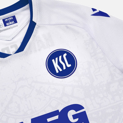 Karlsruhe Trikot Away von Macron aus der Saison 2025/26. Offizielles Fußballtrikot in Herrengröße. Detailansicht Wappen und Kragen.