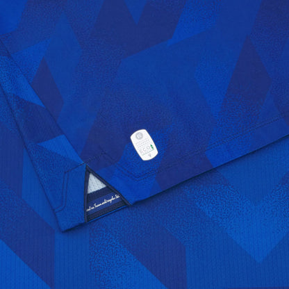 Karlsruhe Home Trikot von Macron Saison 2025/26. Offizielles Fußballtrikot in Herrengröße. Detail Authentizitätslogo.