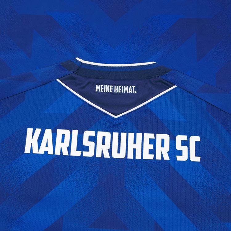 Karlsruhe Home Trikot von Macron Saison 2025/26. Offizielles Fußballtrikot in Herrengröße. Detail Nackenprint.