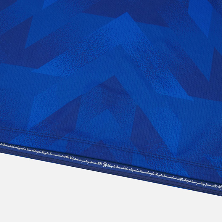Karlsruhe Home Trikot von Macron Saison 2025/26. Offizielles Fußballtrikot in Herrengröße. Detail Saum.