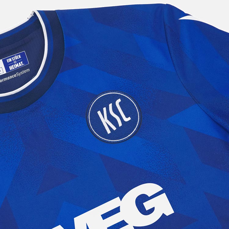 Karlsruhe Home Trikot von Macron Saison 2025/26. Offizielles Fußballtrikot in Herrengröße. Detail Wappen.