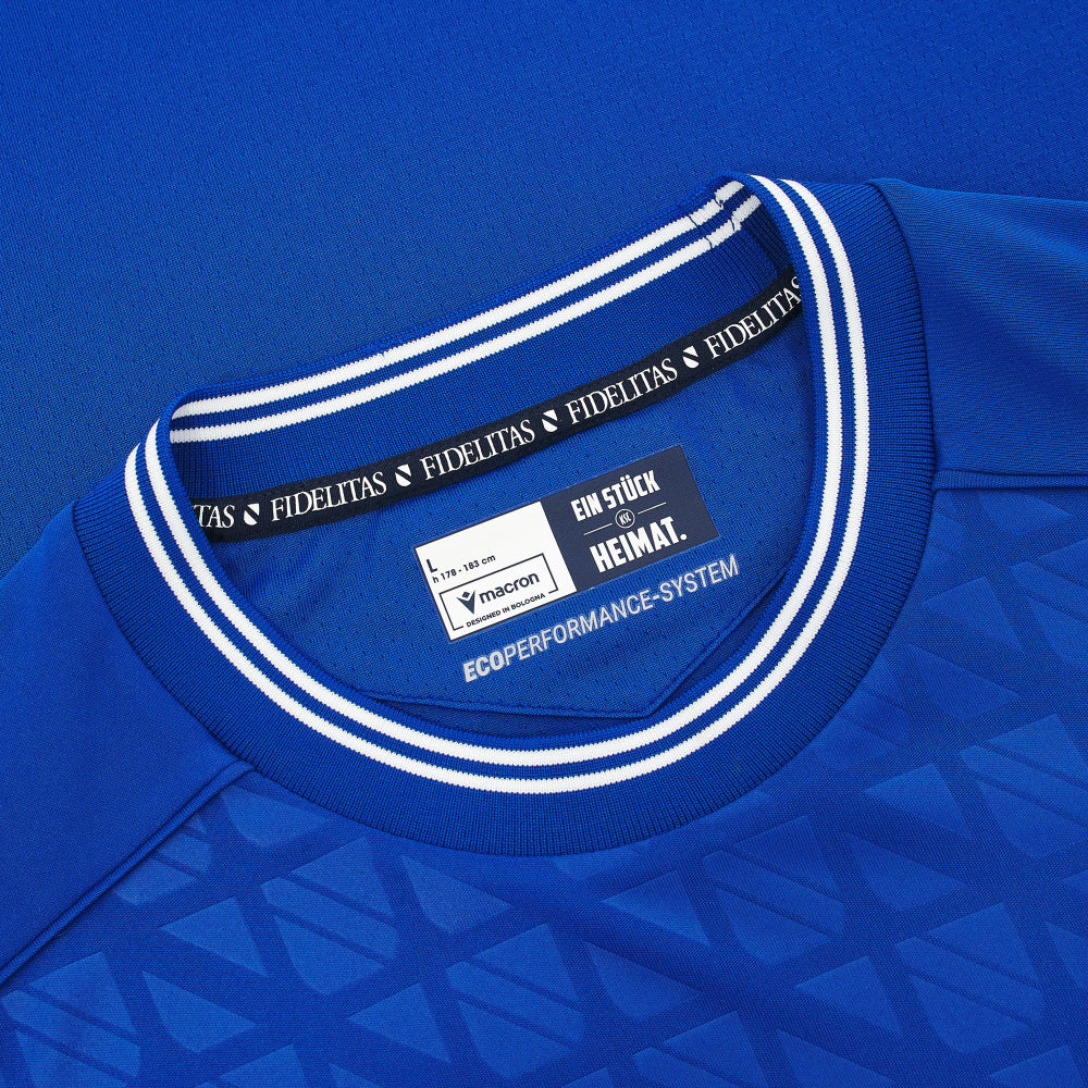 Karlsruhe Home Trikot von Macron Saison 2025/26. Offizielles Fußballtrikot in Herrengröße.  Detailansicht Kragen.