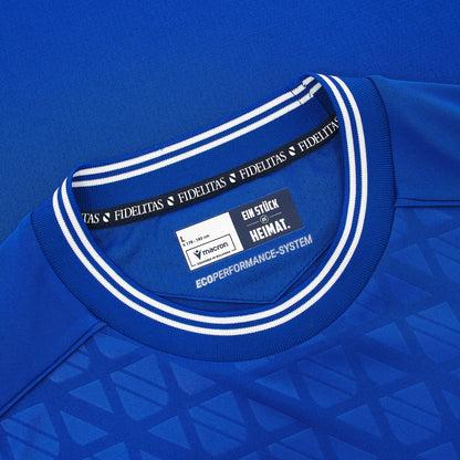 Karlsruhe Home Trikot von Macron Saison 2025/26. Offizielles Fußballtrikot in Herrengröße.  Detailansicht Kragen.