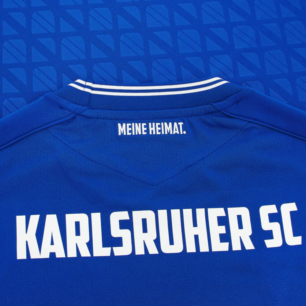 Karlsruhe Home Trikot von Macron Saison 2025/26. Offizielles Fußballtrikot in Herrengröße.  Detailansicht Nacken.