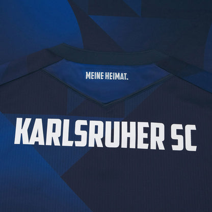 Karlsruhe Trikot Third von Macron aus der Saison 2025/26. Offizielles Fußballtrikot in Herrengröße. Detailansicht Nacken.