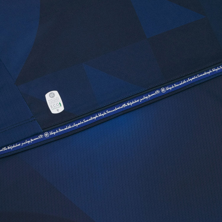 Karlsruhe Trikot Third von Macron aus der Saison 2025/26. Offizielles Fußballtrikot in Herrengröße. Detailansicht Saum.