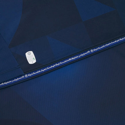 Karlsruhe Trikot Third von Macron aus der Saison 2025/26. Offizielles Fußballtrikot in Herrengröße. Detailansicht Saum.