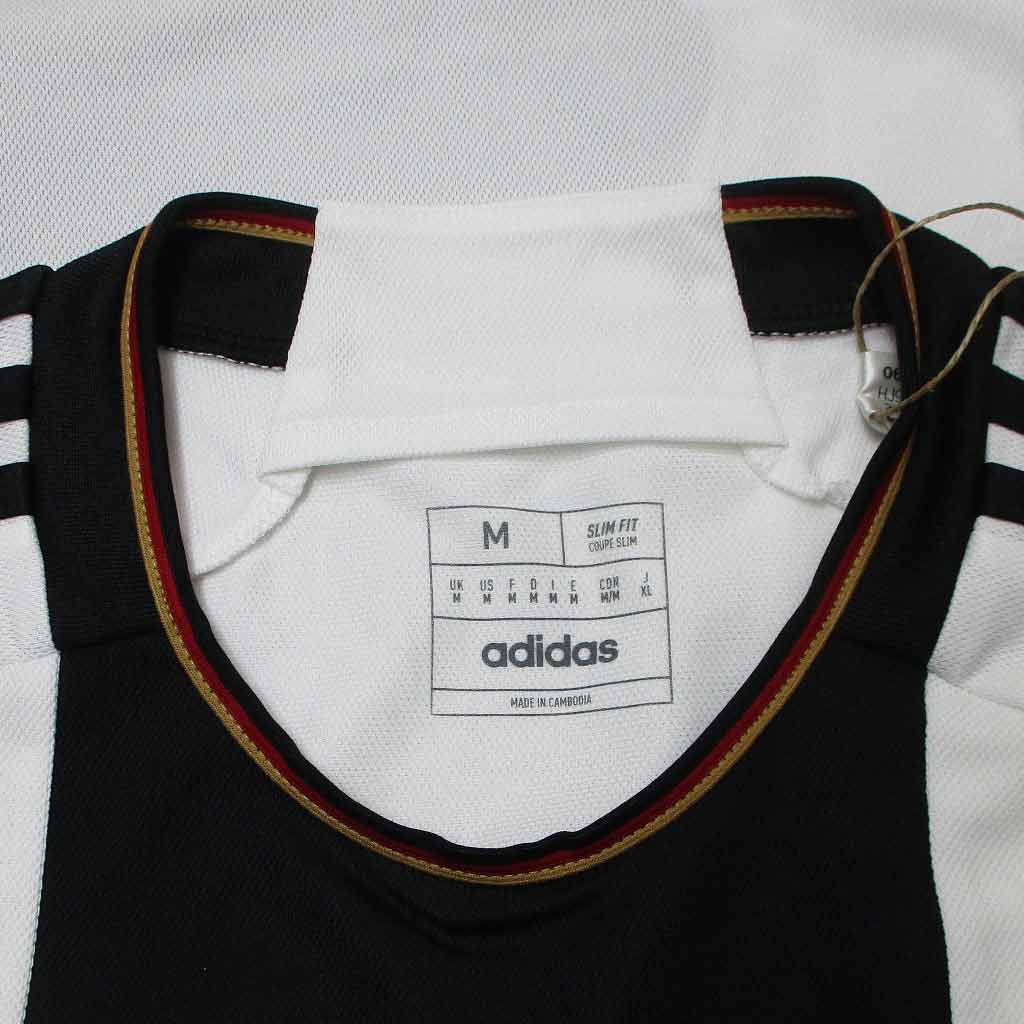 Kragendetails des weißen Deutschland  DFB Heimtrikot 2022/23 von Adidas als reduziertes Angebot günstig kaufen.