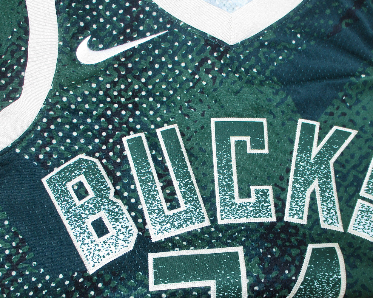 Milwaukee Bucks Giannis Antetokounmpo Select Series Basketball Trikot HJ4065-323 Brustdetails. Trikot in Herrengröße M von Nike.