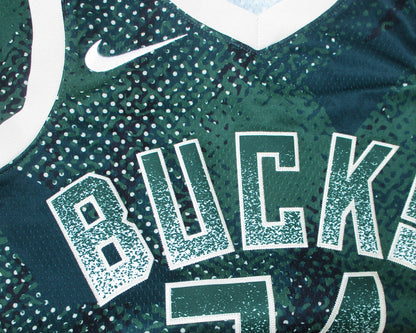 Milwaukee Bucks Giannis Antetokounmpo Select Series Basketball Trikot HJ4065-323 Brustdetails. Trikot in Herrengröße M von Nike.