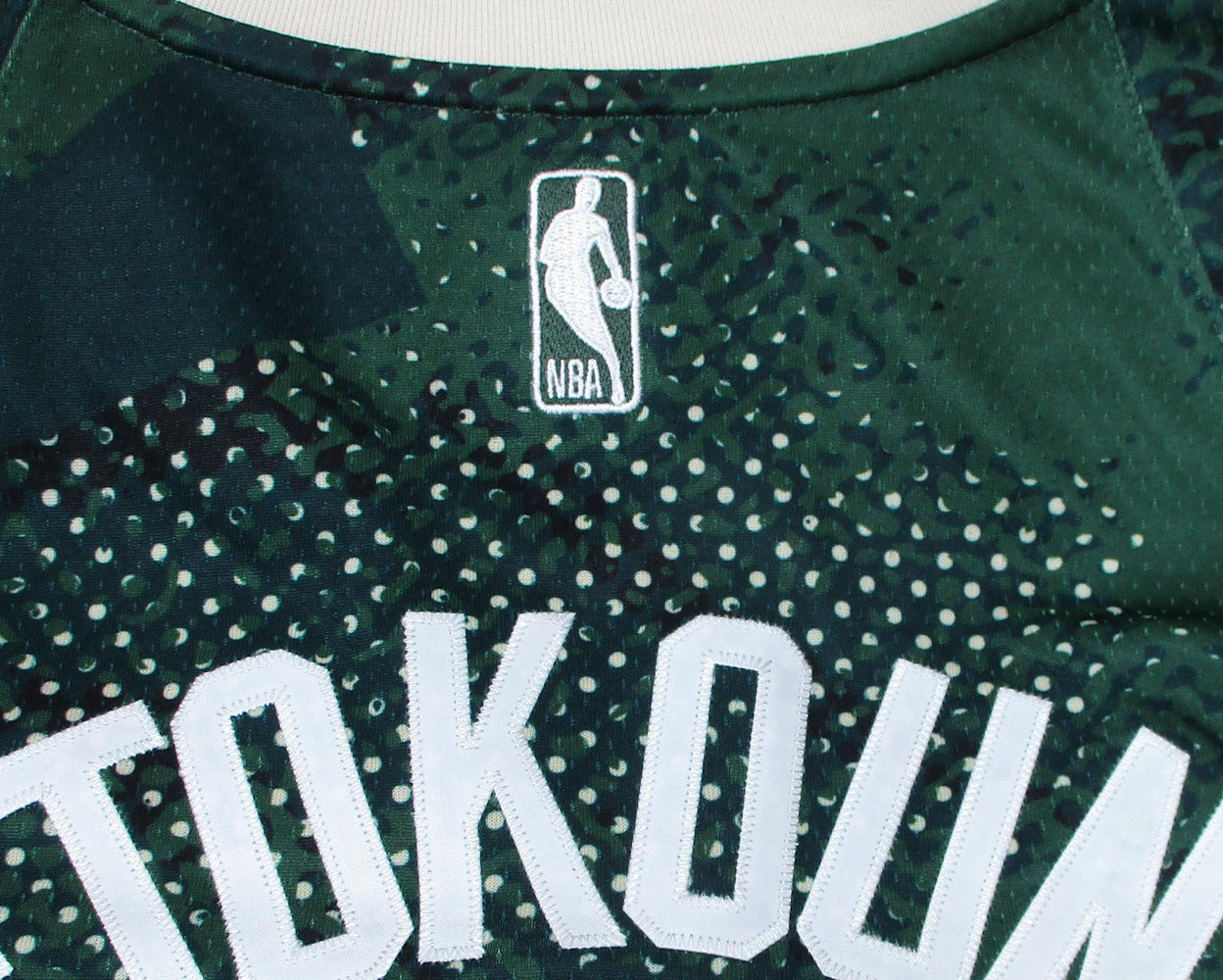 Milwaukee Bucks Giannis Antetokounmpo Select Series Basketball Trikot HJ4065-323 Nacken. Trikot in Herrengröße M von Nike.