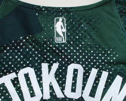 Milwaukee Bucks Giannis Antetokounmpo Select Series Basketball Trikot HJ4065-323 Nacken. Trikot in Herrengröße M von Nike.