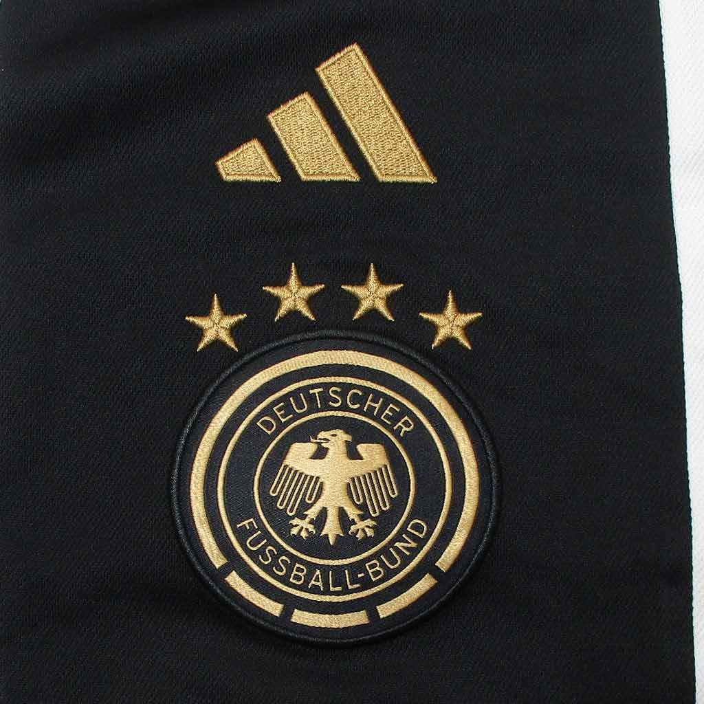 Nahaufnahme des DFB Wappen des weißen Deutschland  Heimtrikot 2022/23 von Adidas als reduziertes Angebot günstig kaufen.