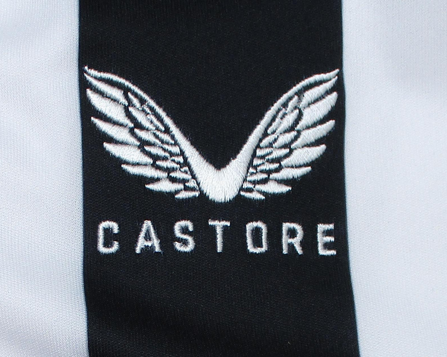 Offizielles Castore Newcastle United Heimtrikot der Premier League Saison 2023/24 in Schwarz-Weiß mit gesticktem Vereinswappen für Herren – Neu mit Etikett. Herstellerlogo.
