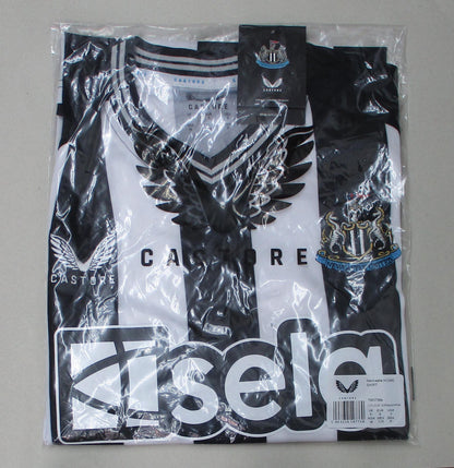 Offizielles Castore Newcastle United Heimtrikot der Premier League Saison 2023/24 in Schwarz-Weiß mit gesticktem Vereinswappen für Herren – Neu mit Etikett. Originalverpackung.