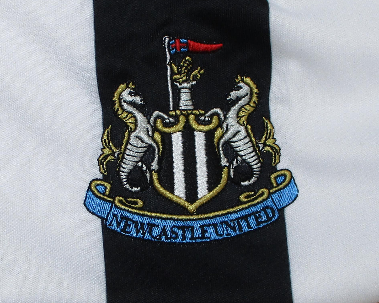 Offizielles Castore Newcastle United Heimtrikot der Premier League Saison 2023/24 in Schwarz-Weiß mit gesticktem Vereinswappen für Herren – Neu mit Etikett. Vereinswappen.