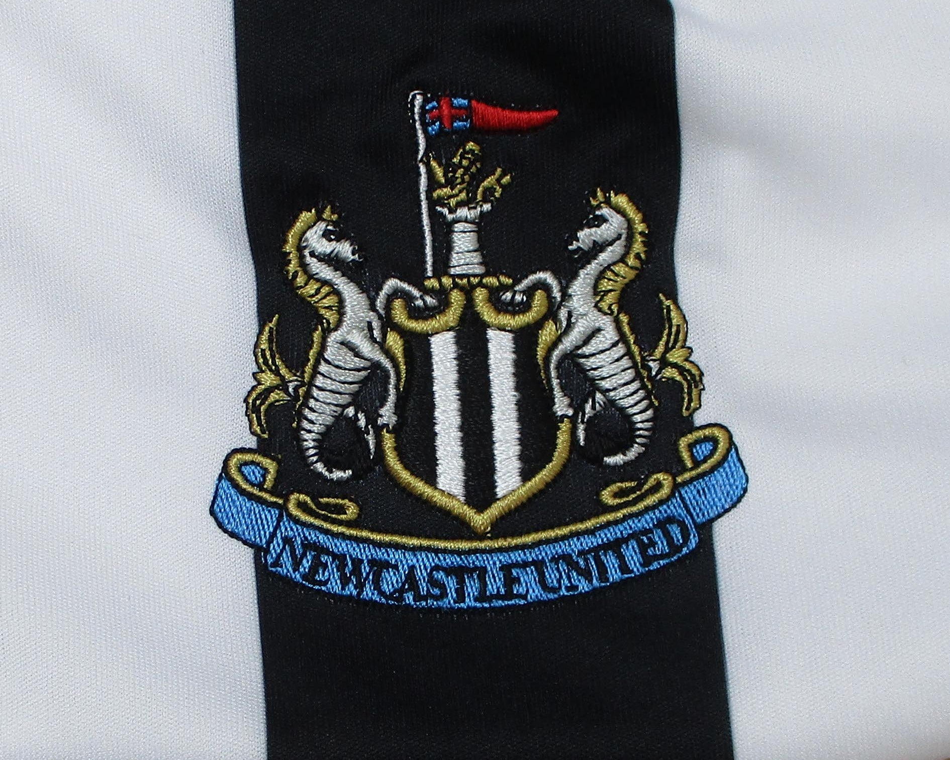 Offizielles Castore Newcastle United Heimtrikot der Premier League Saison 2023/24 in Schwarz-Weiß mit gesticktem Vereinswappen für Herren – Neu mit Etikett. Vereinswappen.