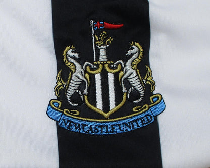 Offizielles Castore Newcastle United Heimtrikot der Premier League Saison 2023/24 in Schwarz-Weiß mit gesticktem Vereinswappen für Herren – Neu mit Etikett. Vereinswappen.