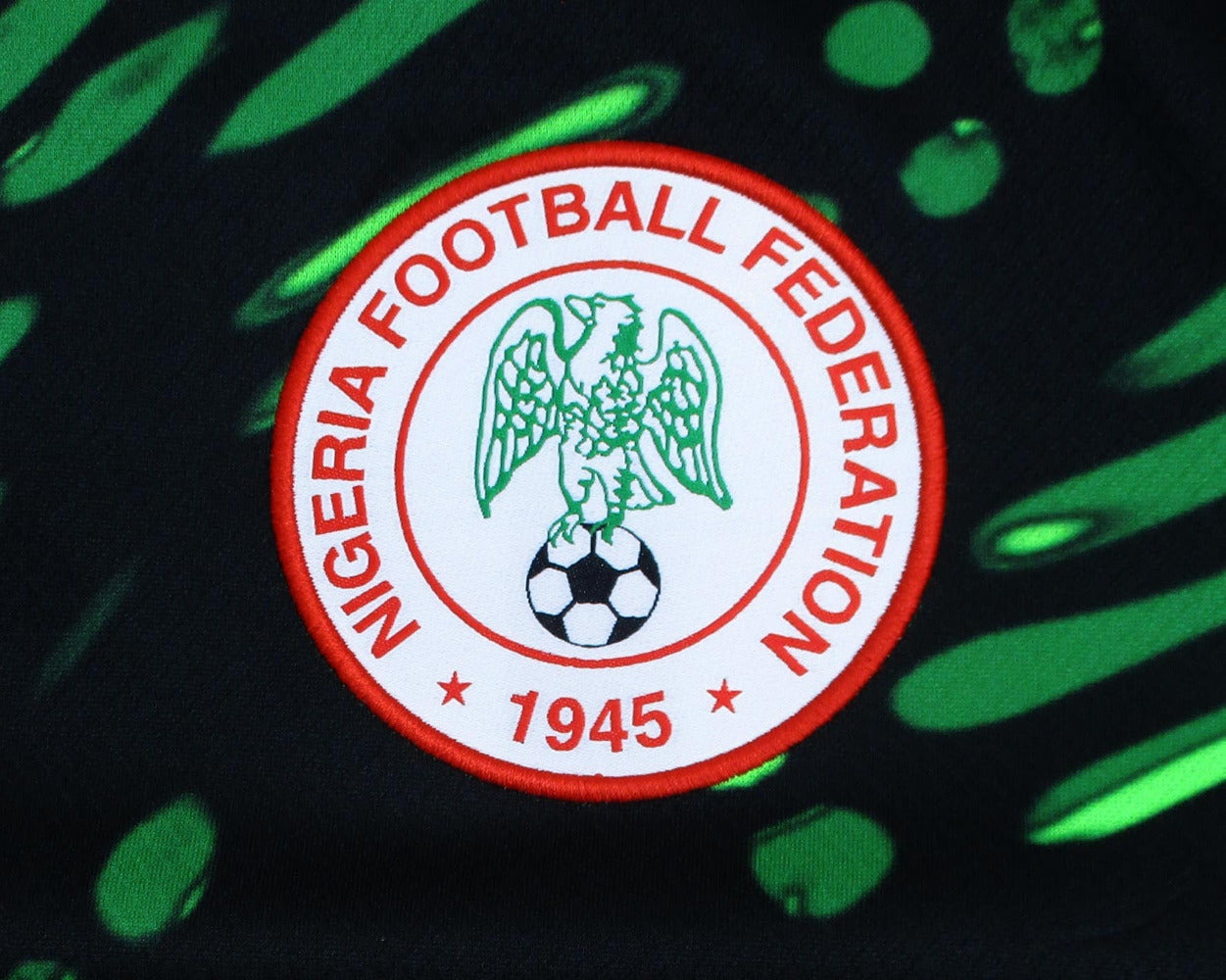 Nike Nigeria Auswärtstrikot Away 2024 2025 für Herren neu mit Etikett eingesticktes Wappen. Herrentrikot bei Hos Trikots. Verbandslogo.