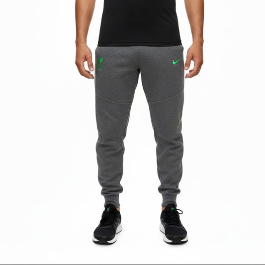 Nike FC Liverpool Tech Fleece Jogginghose Grau Herren mit eingesticktem Vereinswappen und Nike Logo