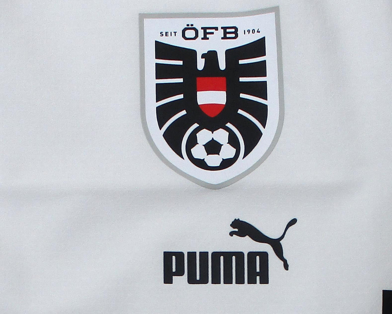 Österreich Nationalmannschaft Player Shorts Home 2022 2023 Puma Weiß Damen Fußballshorts mit Österreich Wappen Original Neu. Detailansicht Wappen.