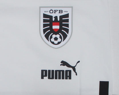 Österreich Nationalmannschaft Player Shorts Home 2022 2023 Puma Weiß Herren Fußballshorts mit Österreich Wappen Original Neu. Detailansicht Wappen und Herstellerlogo.