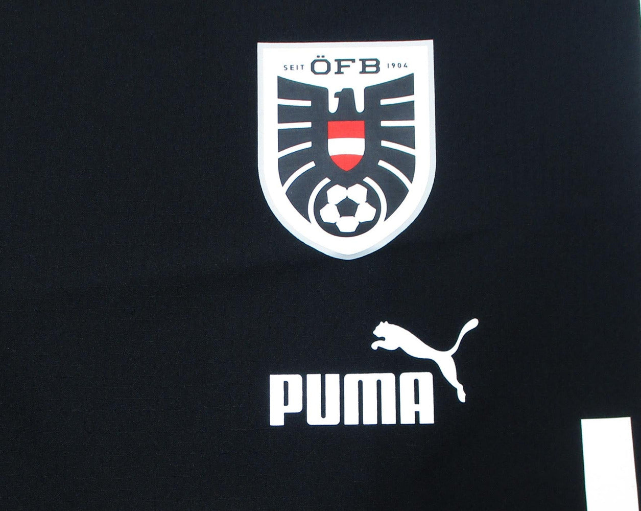 Österreich Nationalmannschaft Player Shorts Away 2022 2023 Puma Schwarz Herren Fußballshorts mit Österreich Wappen Original Neu. Detailansicht Wappen und Herstellerlogo.