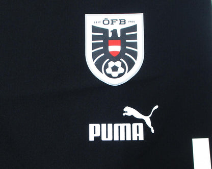 Österreich Nationalmannschaft Player Shorts Away 2022 2023 Puma Schwarz Herren Fußballshorts mit Österreich Wappen Original Neu. Detailansicht Wappen und Herstellerlogo.