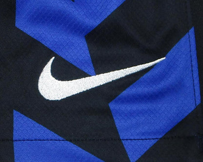 Inter Mailand Shorts Home 2024/25 von Nike in Herrengröße. Nike Swoosh Nahaufnahme.