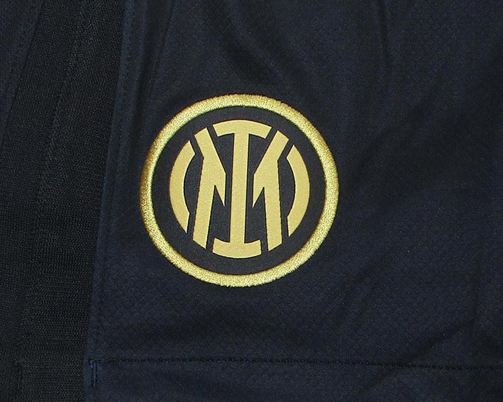 Inter Mailand Shorts Home 2024/25 von Nike in Herrengröße. Wappen Nahaufnahme.
