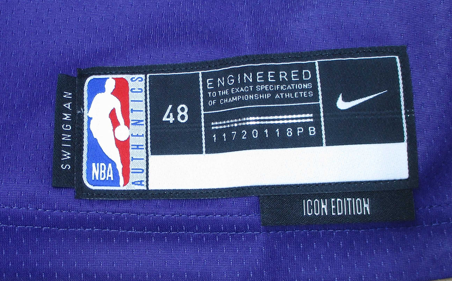 Kevin Durant Phoenix Suns Basketball Trikot Nike Swingman Icon Edition NBA Jersey. Offizielles Trikot in Herrengröße. Detailansicht Swingman Logo.
