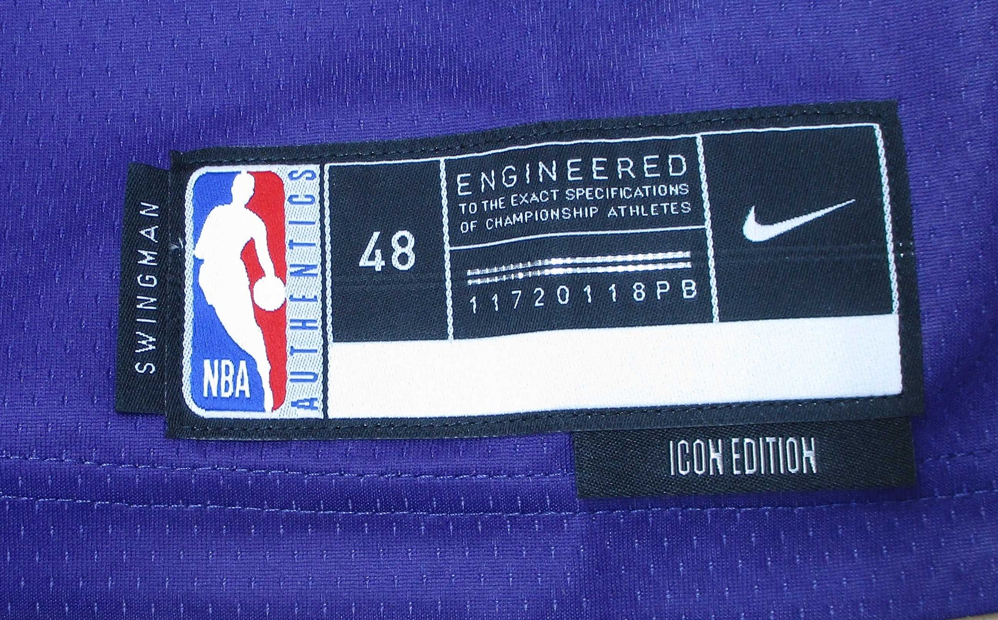 Kevin Durant Phoenix Suns Basketball Trikot Nike Swingman Icon Edition NBA Jersey. Offizielles Trikot in Herrengröße. Detailansicht Swingman Logo.