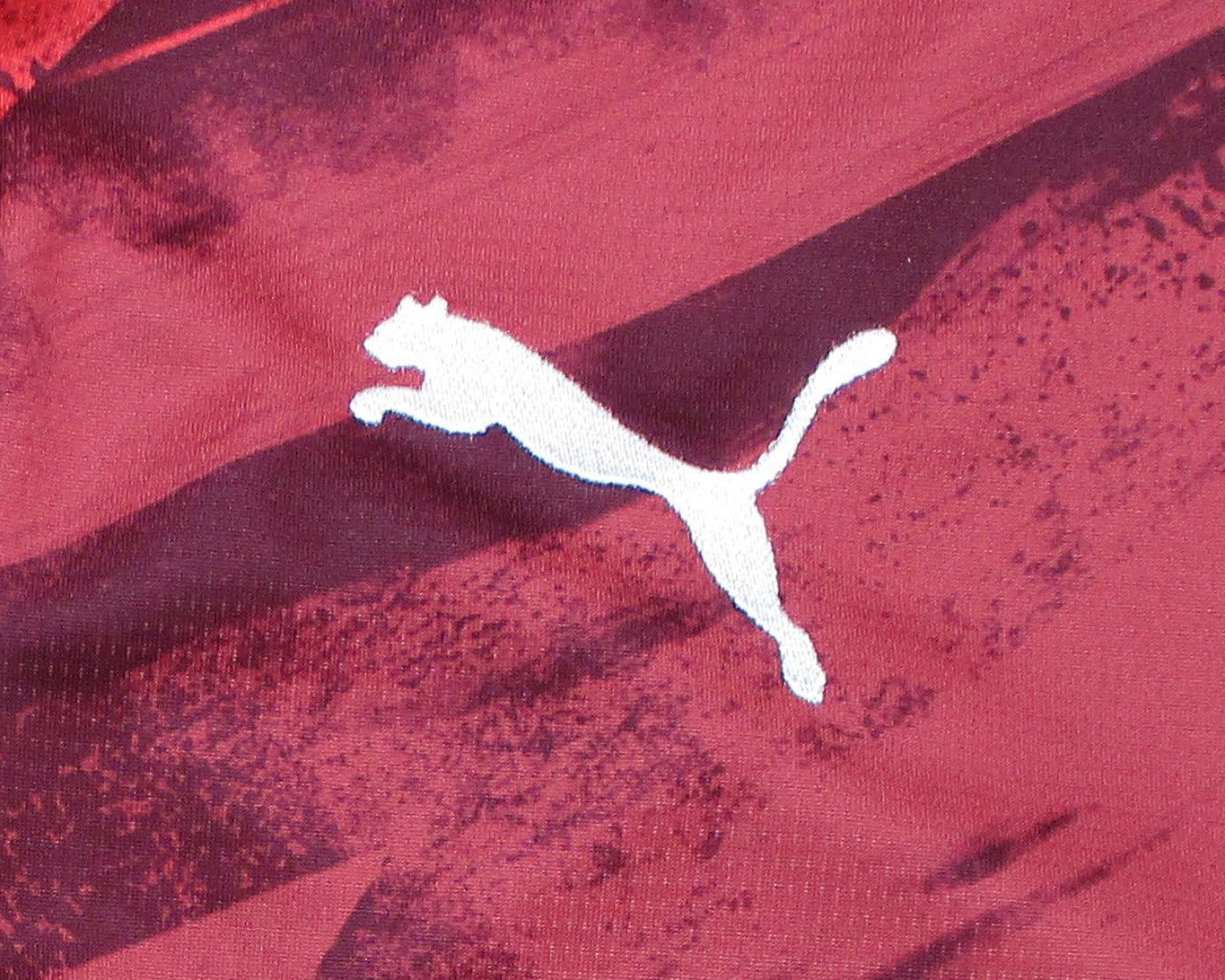 Offizielles Puma RB Leipzig Auswärtstrikot der Saison 2024/25 für Herren, aufgummiertem Vereinswappen und Puma-Logo – Neu mit Etikett. Herstellerlogo.