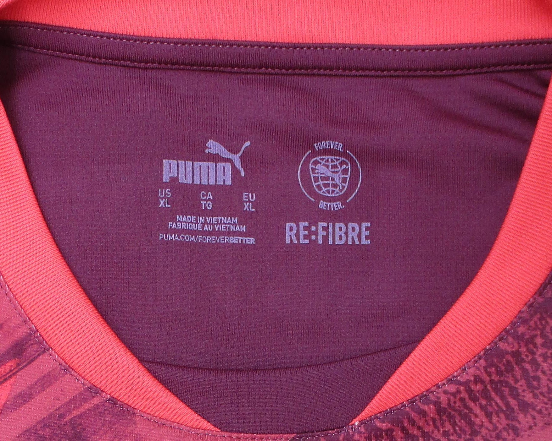 Offizielles Puma RB Leipzig Auswärtstrikot der Saison 2024/25 für Herren, aufgummiertem Vereinswappen und Puma-Logo – Neu mit Etikett. Details Kragen.
